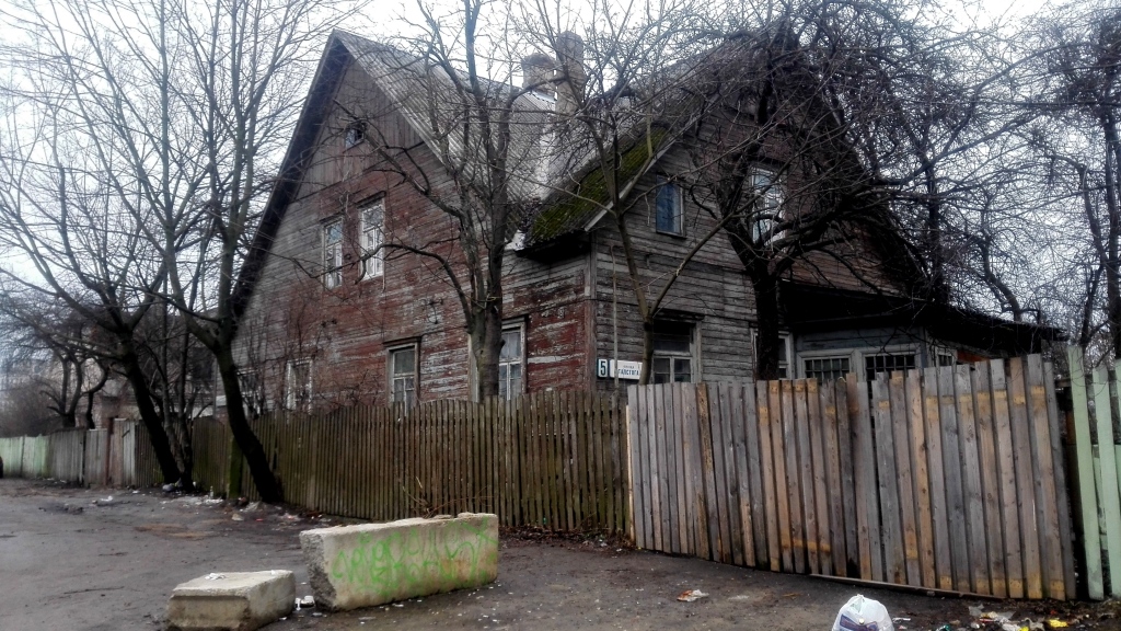 Последние частные жилища в центре. До Дома правительства около 1 км