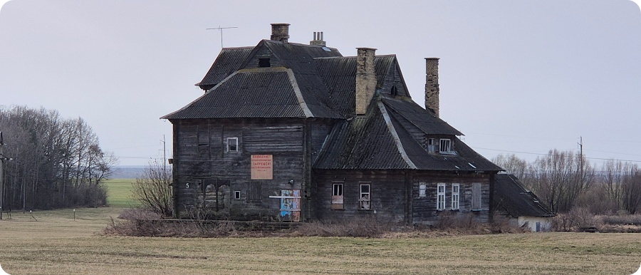 Агрогородок Свислочь Гродненского района — деревня с большим черным домом. Фотопрогулка